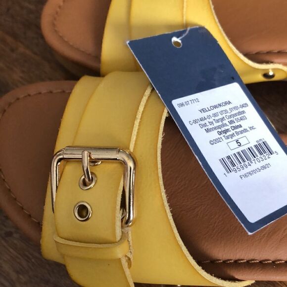 Universal Thread Women's Kora Flat Sandal - Yellow size 5 - Picture 5 of 7